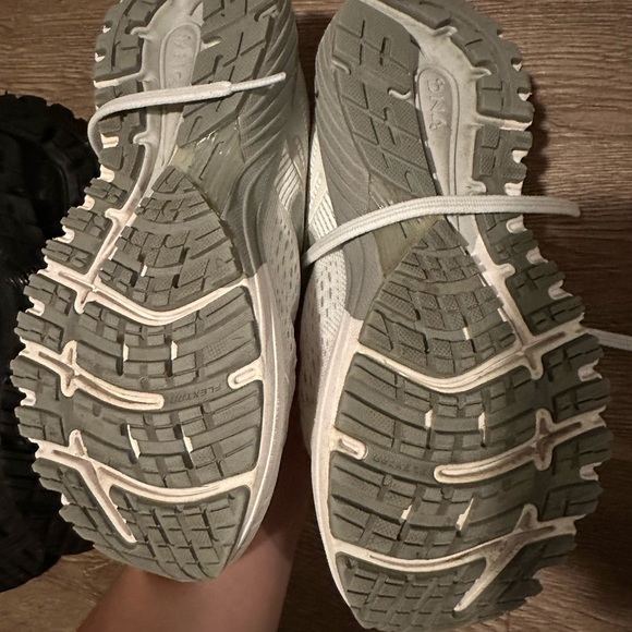Brooks size 6 running shoes - Picture 4 of 6